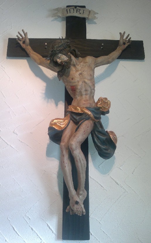 Antikes Holzkreuz mit Jesusfigur und Dornenkrone
