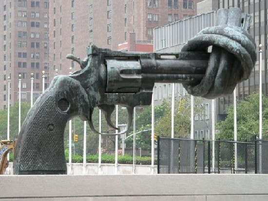 Revolver vor UNO in New York